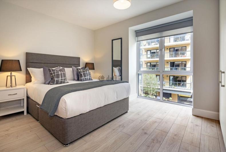 Modern Bedroom Apartment *